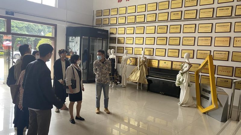 选择纪录片制作团队时，首先要关注其资质。一个合法合规的团队，通常具备以下证件：